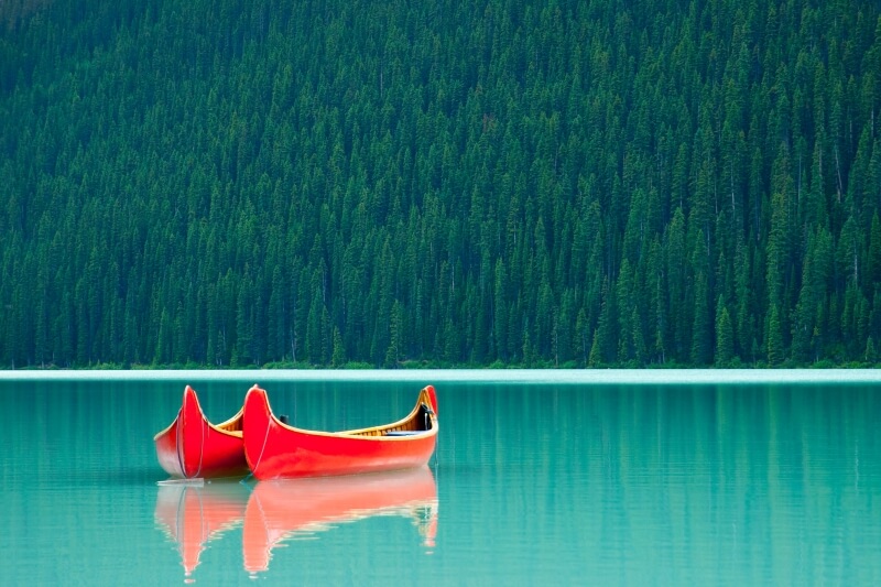 canada-experience-Lake-Louise-canoe-rosse-galleggianti-featured