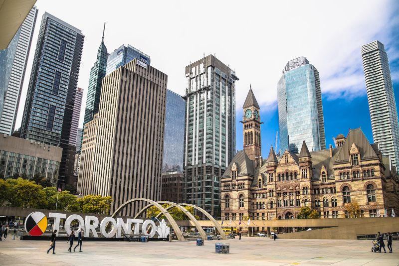 canada-experience-Cartello-di-Toronto-e-Piazza-Nathan-Phillips-a-Toronto