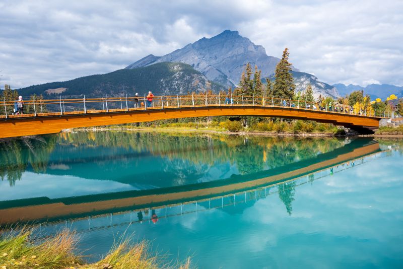 canada-expeirence-Banff-National-Park-trail-natural-scenery-reflected-on-Bow-River